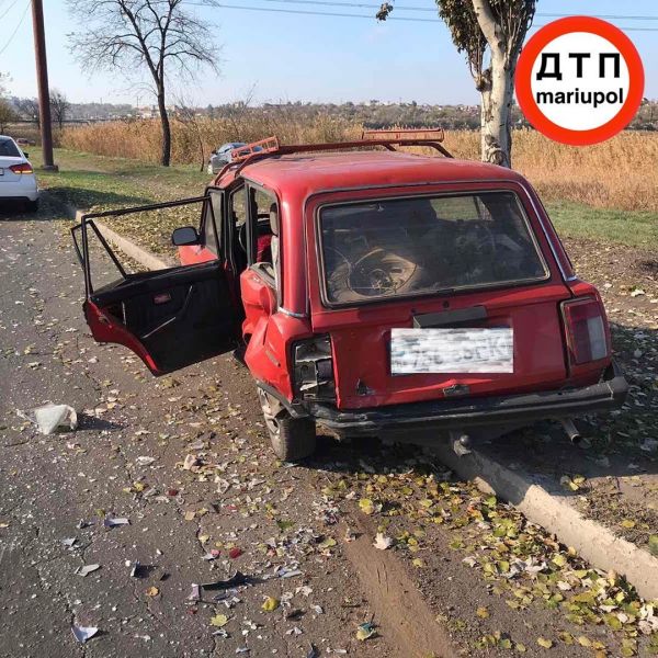 В Мариуполе водитель въехал в припаркованное авто. Пассажира с переломом увезли в больницу