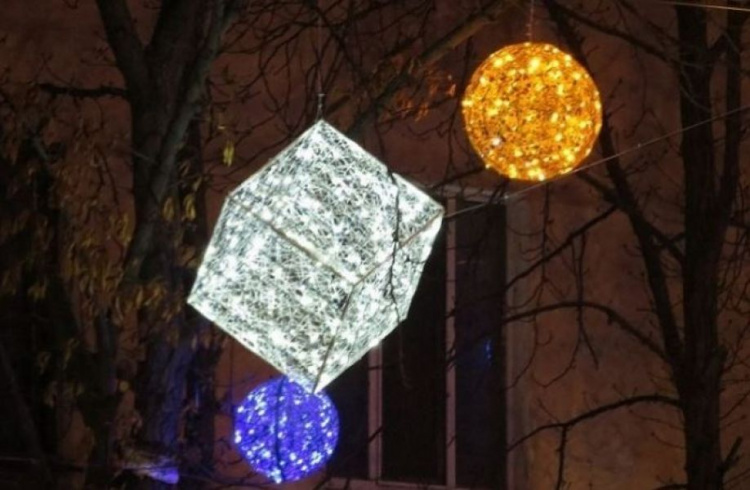 В центре Мариуполя появятся больше светодиодных кубов и шаров