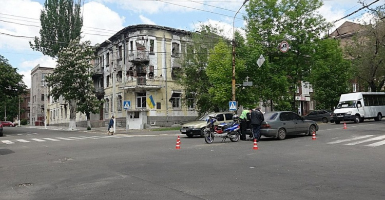 В Мариуполе пьяный рыбак помял «Тойоту» у здания полиции (ФОТО)