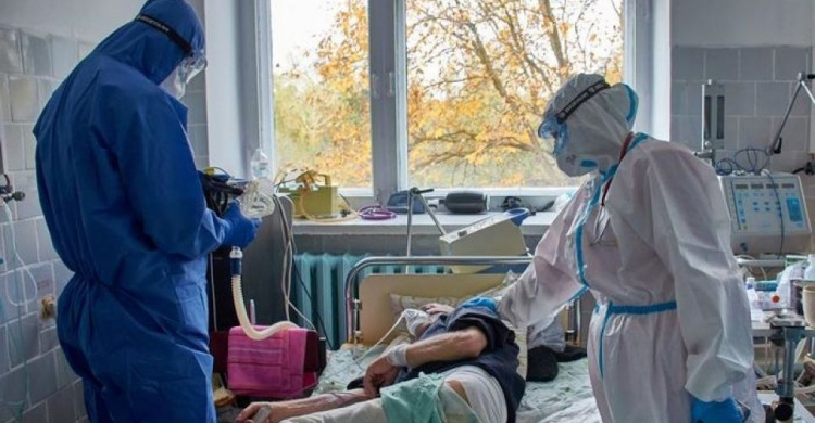 В Украине заболевавших COVID-19 почти втрое больше, чем выздоровевших