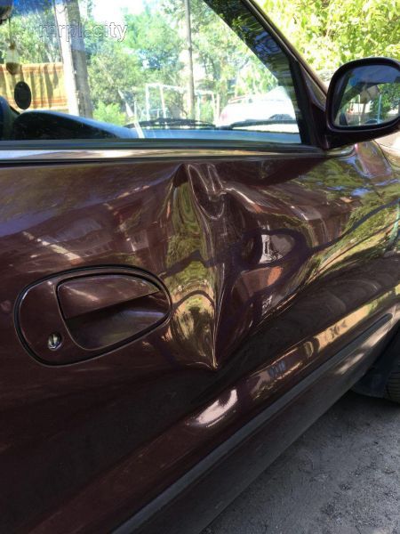 Активисту «Дорожного контроля» мариупольские вандалы обезобразили машину (ФОТО)