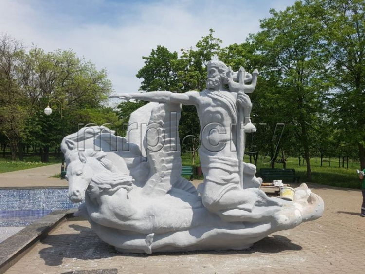 В мариупольском парке возвращают к жизни изуродованный вандалами фонтан