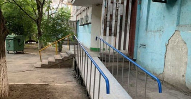 В Мариуполе парень с инвалидностью не мог выйти на улицу. В его доме наконец-то установили пандус (ФОТО)