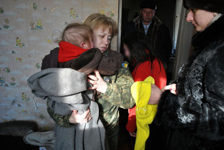 В Донецкой области двое детей замерзали в неотапливаемом доме
