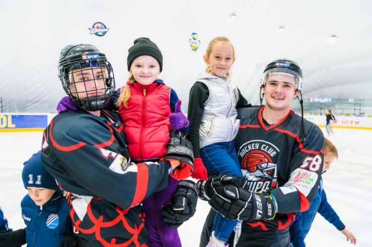 Mariupol Ice Center: взрослый хоккей против детского футбола