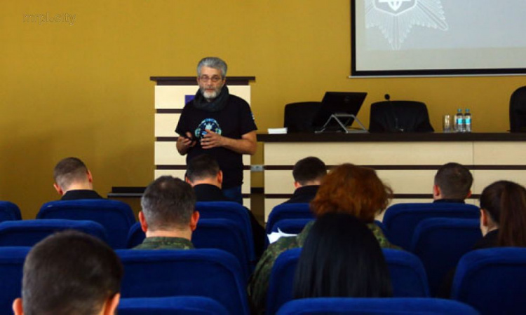 Экс-ведущий «Свободы слова» в Мариуполе вооружил полицейских компромиссом (ФОТО)