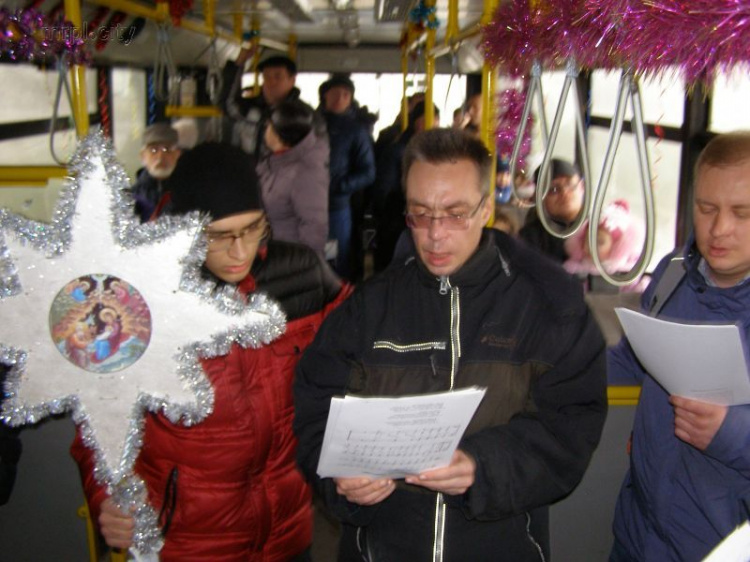 Хористы подарили мариупольцам колядки в Рождественском троллейбусе (ФОТО+ВИДЕО)