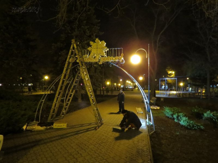 Мариуполь к Новому году украшают новыми светящимися объектами (ФОТО)