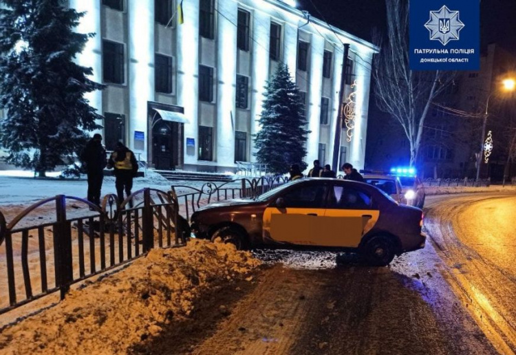 На театральном кольце в Мариуполе автомобиль врезался в ограждение