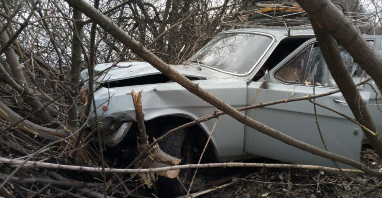 С трассы Мариуполь – Славянск слетело авто, его зажало деревьями. Есть пострадавшие (ФОТО)   