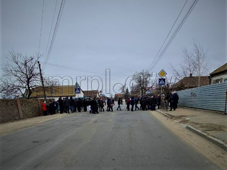 В Мариуполе работники АСРЗ перекрыли дорогу
