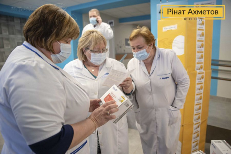 Помощь Фонда Рината Ахметова уже в Мариуполе: в город прибыло 15 тысяч экспресс-тестов для выявления коронавируса