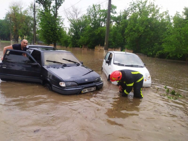 В Мариуполе спасатели откачали более 200 куб. м воды из затопленных домов (ФОТО)