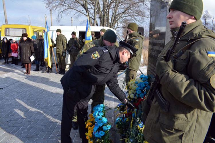 В Донецкой области почтили память погибших при обстреле автобуса под Волновахой (ФОТО)