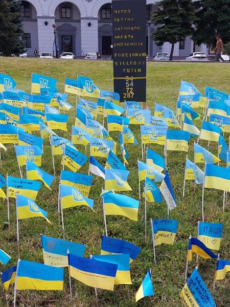 В память о погибших защитниках Мариуполя в Киеве установили 55 флажков