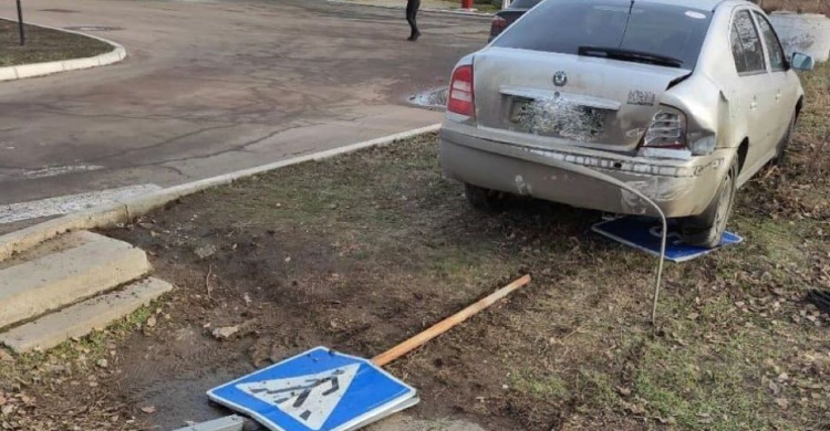 На Левобережье Мариуполя в результате ДТП автомобиль «вылетел» на тротуар