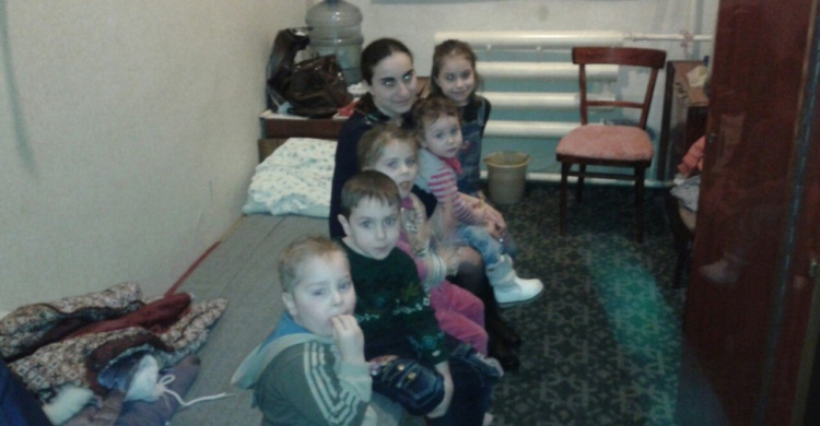 Спасатели Донецкой области помогли матери с 5 детьми, оставшимся зимой на трассе из-за поломанного автобуса