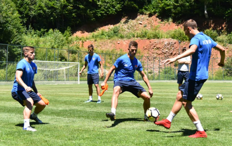 Мариупольские футболисты проводят тренировки на высоте 1500 метров (ФОТО)