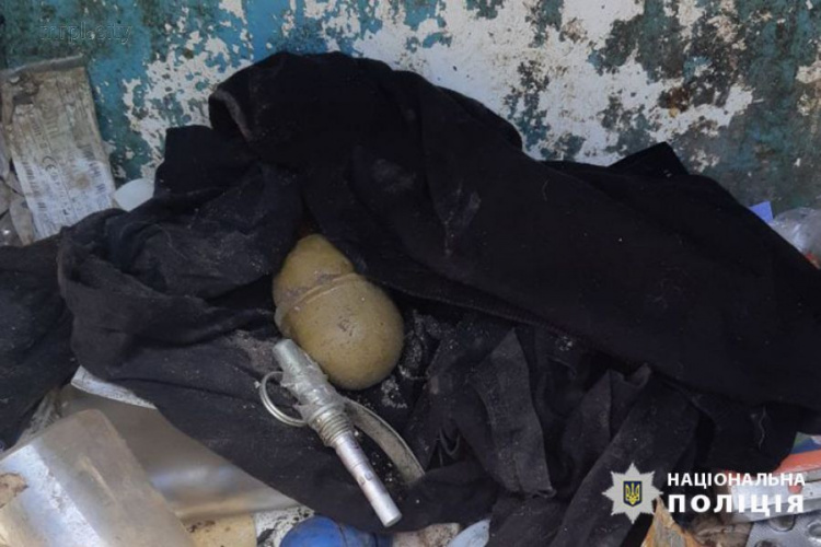На мариупольском кладбище нашли гранату (ФОТО)