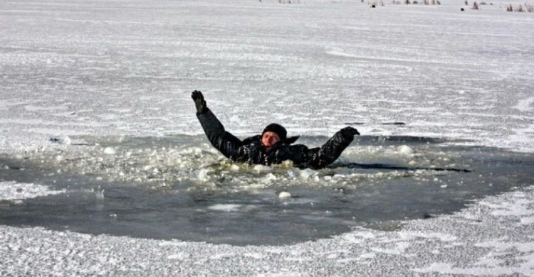 На Донетчине мужчина провалился под речной лед