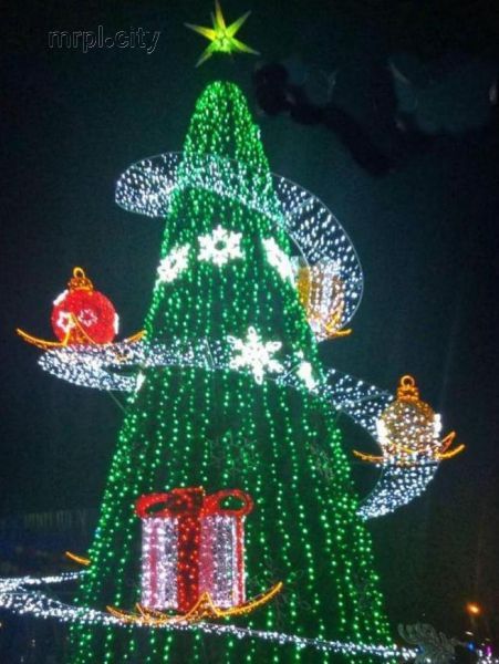 Мариуполь превращается в яркую новогоднюю сказку (ФОТО+ВИДЕО)