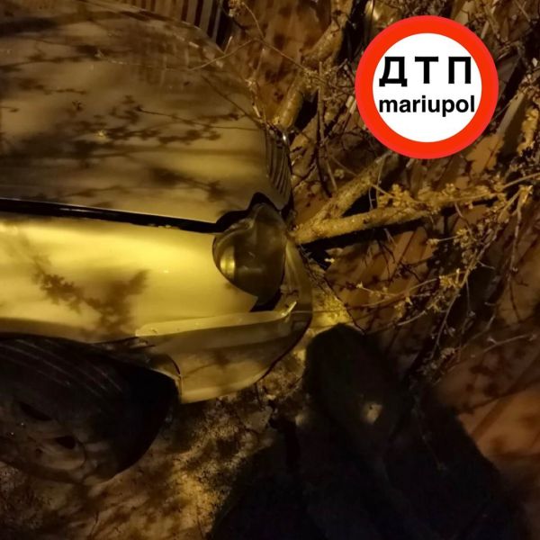 В Мариуполе водитель врезался в забор и сбежал с места аварии