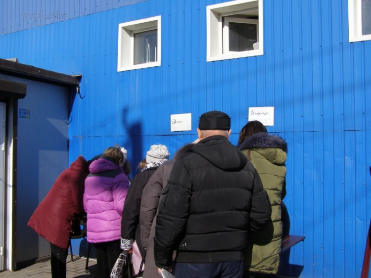 «Мы думали, что едем на три дня, а уехали навсегда»: МККК предоставил зимние наборы жителям Широкино (ФОТО)
