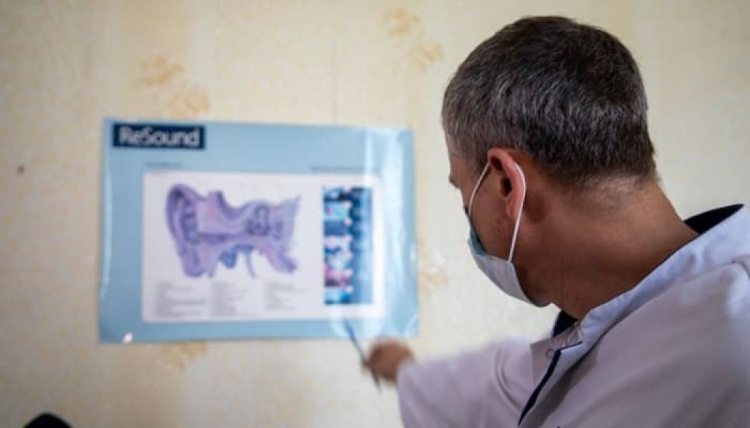 Мариупольцам восстанавливают слух инновационным методом, популярным в США и Европе