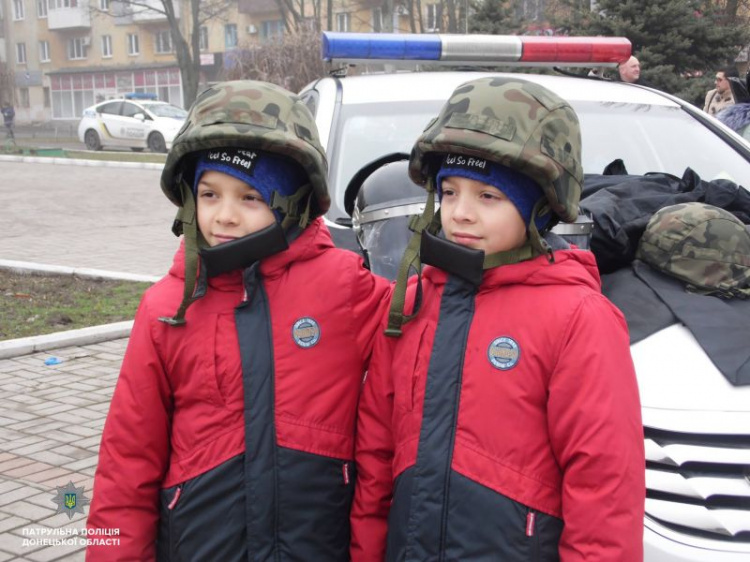 Мариупольские патрульные в Рождество разрешили детям поиграть в полицейском автомобиле (ФОТО)