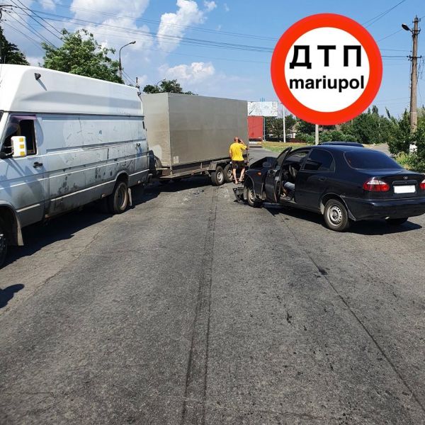 В Мариуполе легковушка въехала в микроавтобус с прицепом