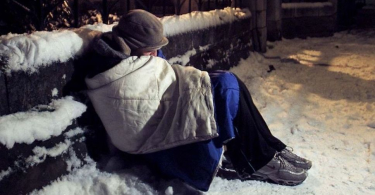 Пожилой мужчина замерзал на улице в Мариуполе