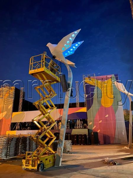 Лазерные дельфины «резвились» на площади Свободы и Мира в Мариуполе