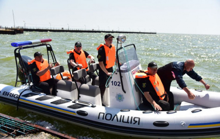 Полицейские Мариуполя готовы задерживать преступников даже в море (ФОТО+ВИДЕО)