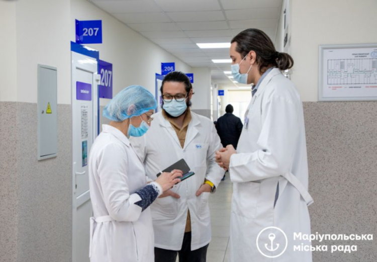 Кадровый потенциал медучреждений Мариуполя усилили новые врачи-интерны