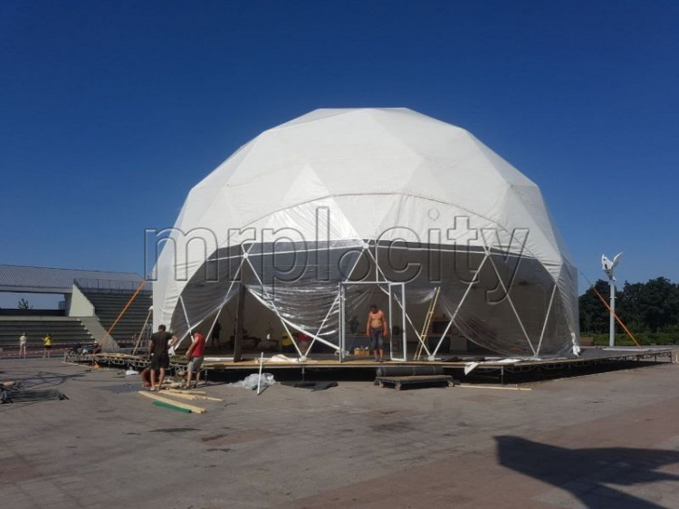 В центре Мариуполя «вырос» белоснежный купол. Видео с высоты птичьего полета