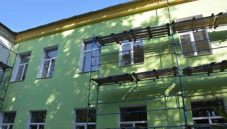 Фасад педиатрического корпуса в Мариуполе позеленеет (ФОТОФАКТ)