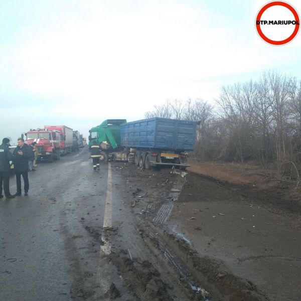 Вдребезги: автомобиль и фура столкнулись на трассе под Мариуполем (ФОТО)