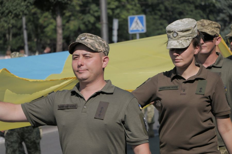 В центре Мариуполя установили рекорд: более 400 военных развернули флаг Украины