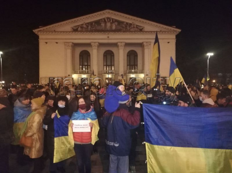 Сотни мариупольцев вышли на акцию в поддержку Украины и против РФ 