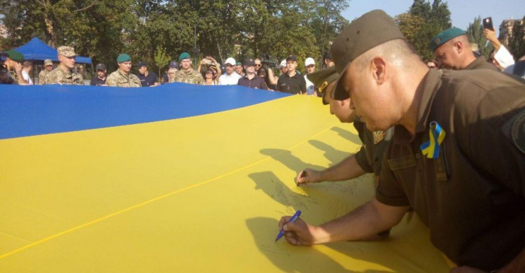 В центре Мариуполя военные пронесли шестиметровый флаг Украины (ФОТО+ВИДЕО)