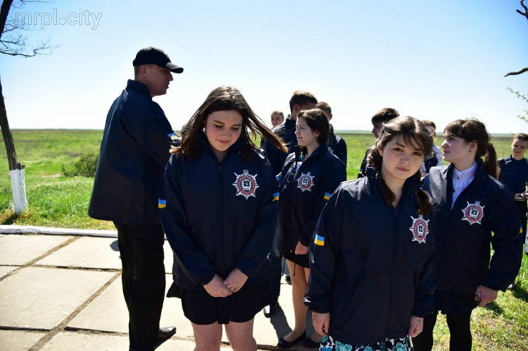 Мариупольские школьники с полицией почтили  память воинов Отечественной войны (ФОТО)