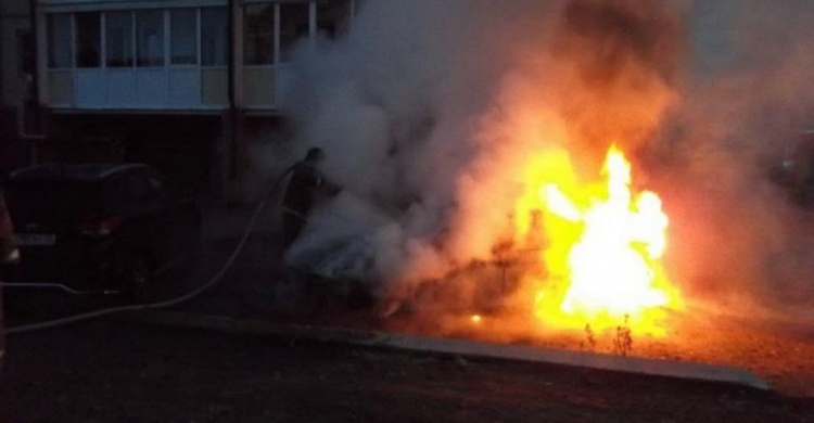 Ночной поджог в Мариуполе: Вандалы уничтожили евроконтейнер и повредили огнем автомобиль  