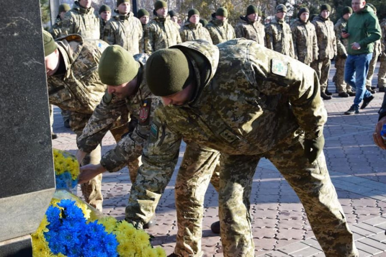 В Мариуполе военные отметили День достоинства и свободы (ФОТО)