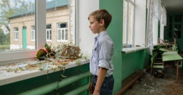 Полдня просидели в подвале: на Донбассе боевики обстреляли школу во время занятий