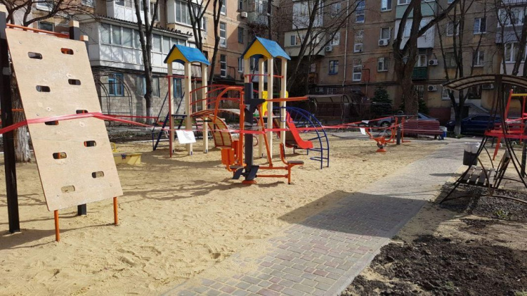 В Мариуполе закрыли детские и спортивные площадки. Можно ли гулять с детьми? (ФОТОФАКТ)