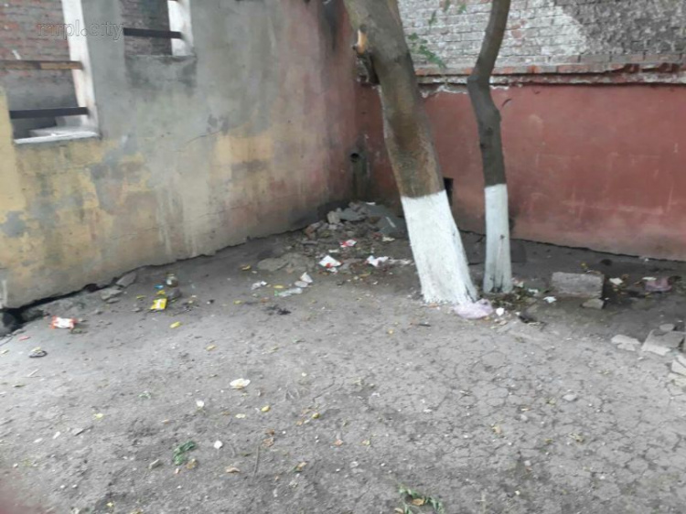 Жители мариупольской многоэтажки обвиняют супермаркет в разрушении фундамента (ФОТО)