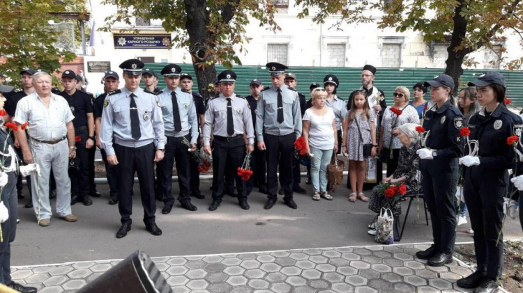 В Мариуполе почтили память погибших за годы войны полицейских (ФОТОФАКТ)