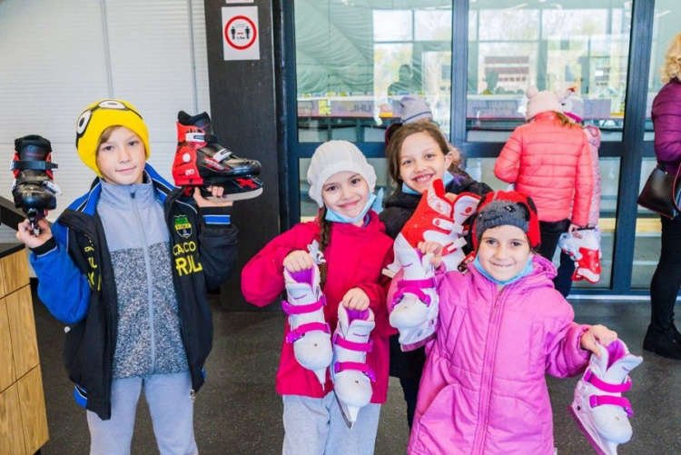 Коньки и мороженое: дети с удовольствием тренируются на новой Ледовой арене в Мариуполе