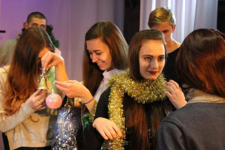 Во время слета Дедов Морозов и Снегурочек в Мариуполе извлекли новогодние запасы (ФОТО)