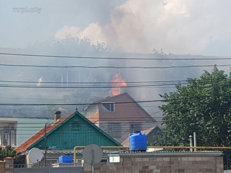 Ветер и огонь: в Мариуполе на Песчанке горит частный сектор (ФОТОФАКТ)